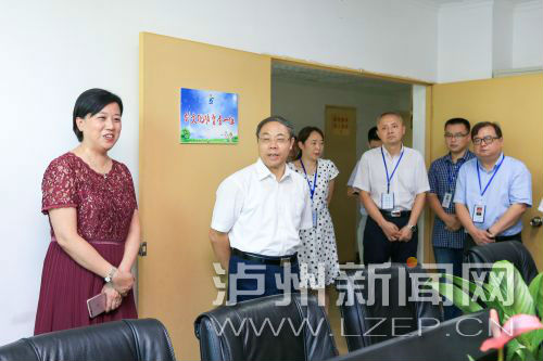 昨日，蔣輔義（左二）看望慰問市創(chuàng)文指揮部同志們 。記者 牟科 攝