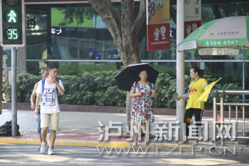 絕大多數(shù)市民都做到了自覺禮讓斑馬線，不橫穿馬路，不翻越欄桿，做到車讓人、人讓車2.JPG