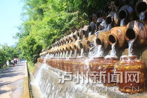花田酒地景區(qū)酒壇倒出了水的靈動(dòng)。